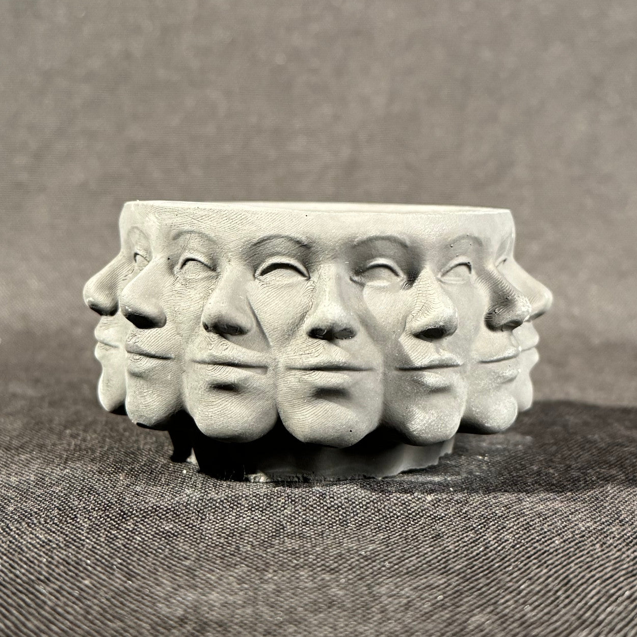 Beton-Vase "Gesichter"