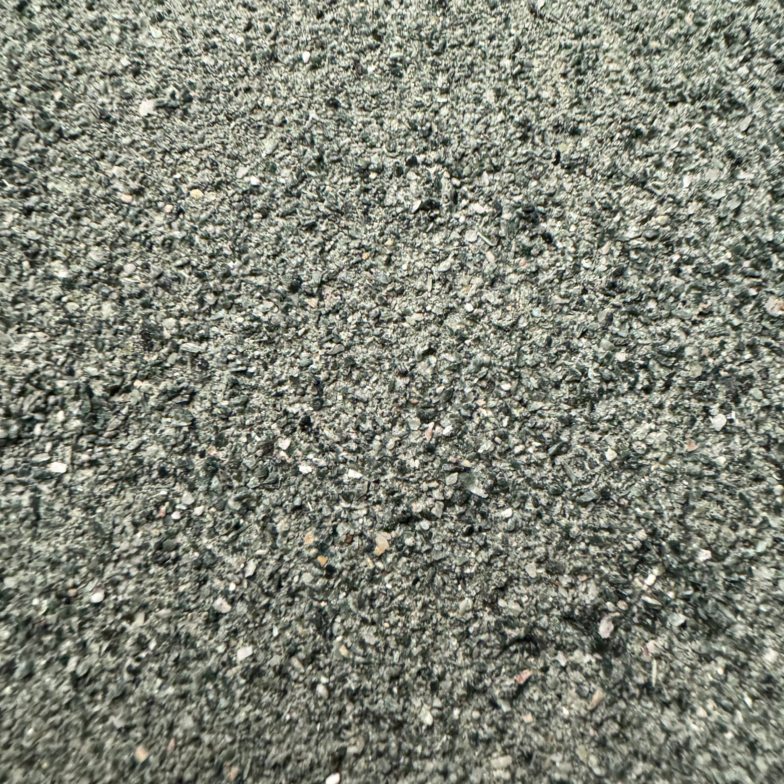 Verde Alpi Splitt – Premium Gesteinskörnung für Terrazzo & Sichtbeton