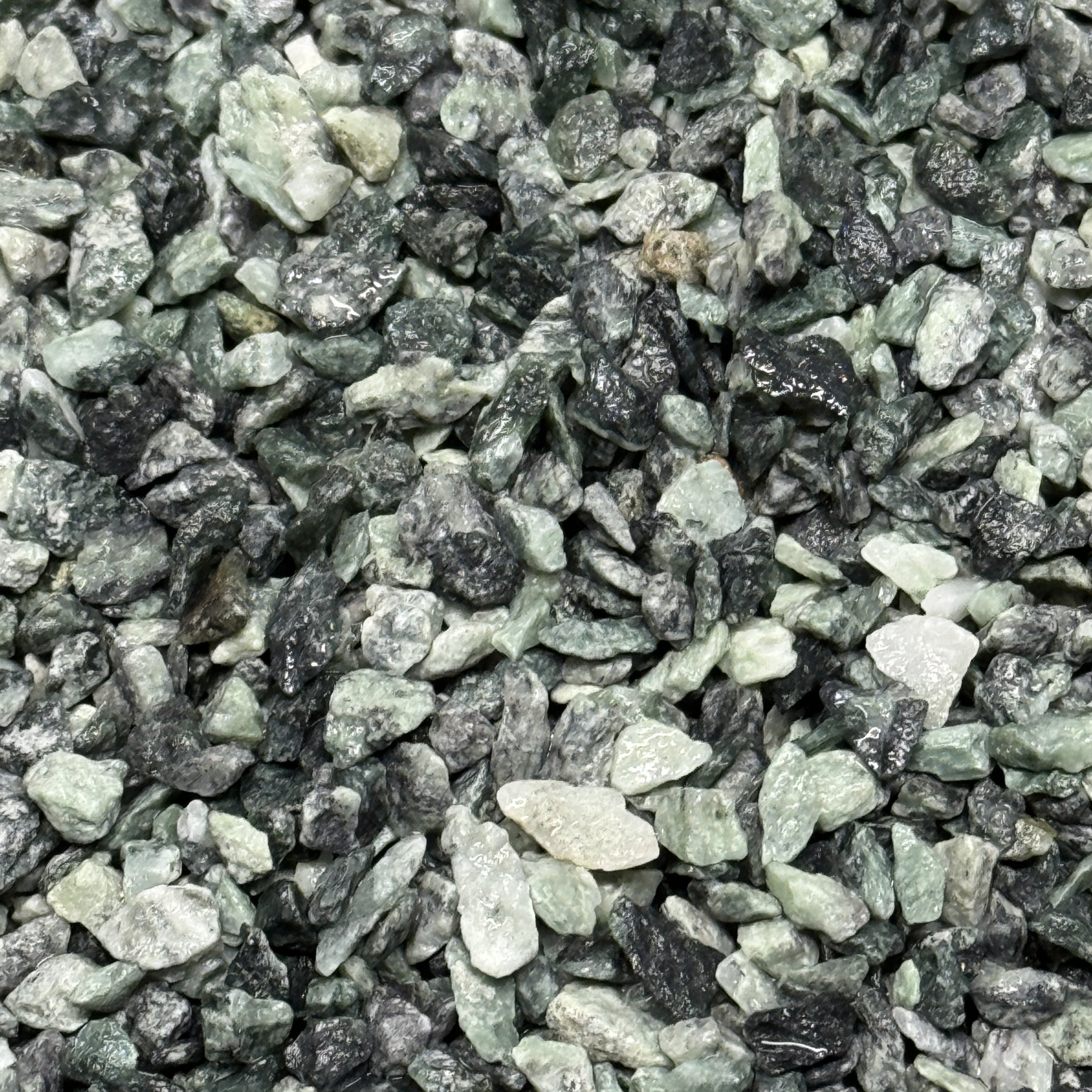 Verde Alpi Splitt – Premium Gesteinskörnung für Terrazzo & Sichtbeton